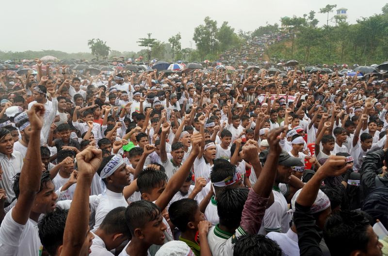 © Reuters. Rohingya refugees shout slogans as they gather to mark the seventh anniversary of their fleeing from neighbouring Myanmar to escape a military crackdown in 2017, during heavy monsoon rains in Cox's Bazar, Bangladesh, August 25, 2024. REUTERS/Mokammel Mridha