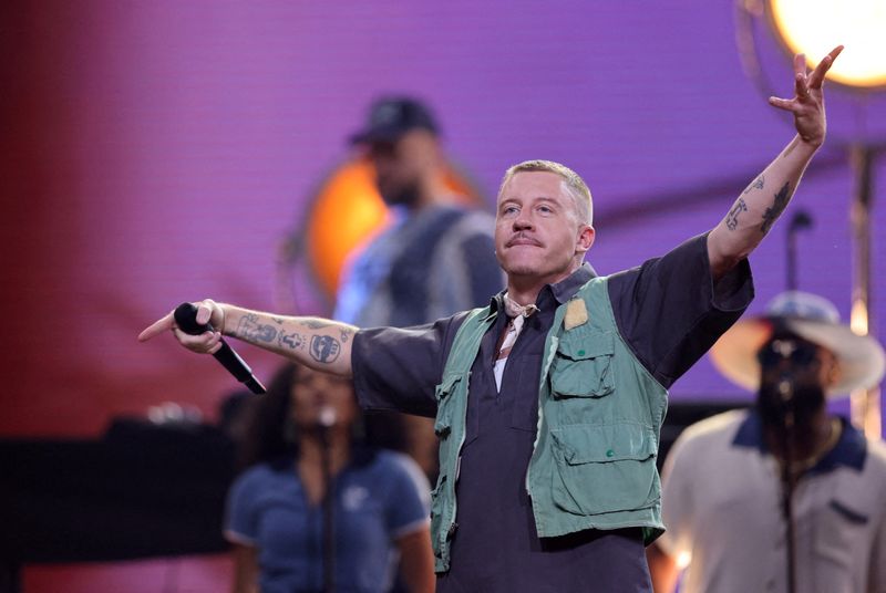 © Reuters. FILE PHOTO: Rapper Macklemore performs during the opening ceremony of the Invictus Games, in Duesseldorf, Germany, September 9, 2023. REUTERS/Thilo Schmuelgen/File Photo