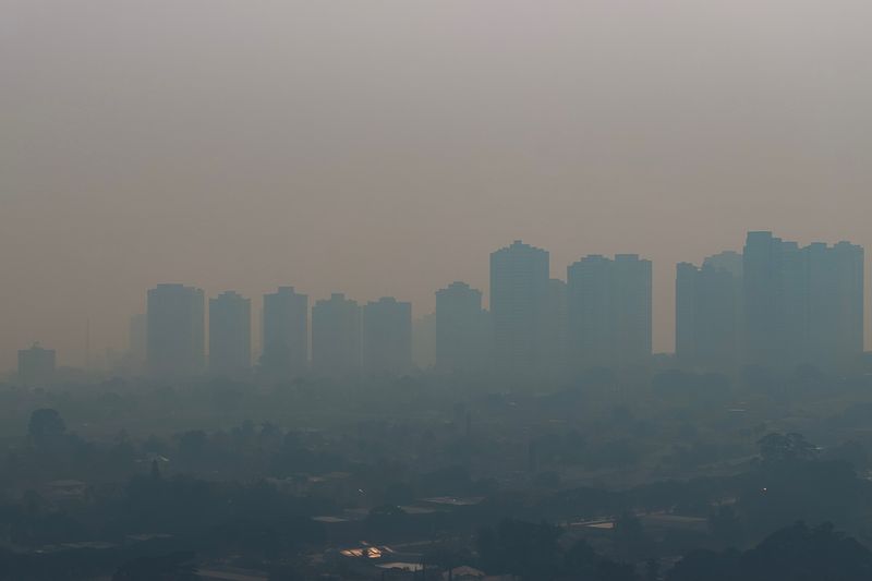 &copy; Reuters. Imagem aérea mostra densa fumaça de incêndios recobrindo cidade de Ribeirão Preto no sábado.nREUTERS/Joel Silva