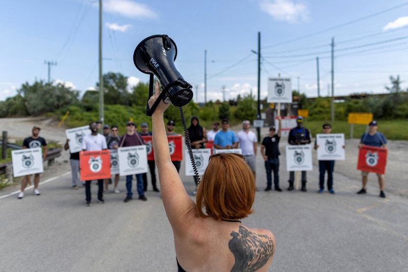 © Reuters. FILE PHOTO: Sonja Dodd chants with her fellow locked out CPKC employees at the CPKC Toronto yard, after Canadian National Railway (CN) and Canadian Pacific Kansas City (CPKC) locked out workers following unsuccessful negotiation attempts with the Teamsters union, in Toronto, Ontario, Canada August 22, 2024. REUTERS/Carlos Osorio/File Photo