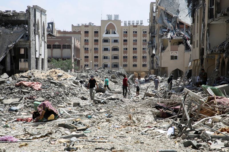 &copy; Reuters. FILE PHOTO: Palestinians inspect damage in Qatari-funded Hamad City, following an Israeli raid, amid the ongoing conflict between Israel and Hamas, in Khan Younis, in the southern Gaza Strip, August 24, 2024. REUTERS/Hatem Khaled/File Photo