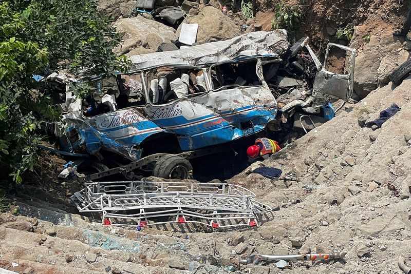 © Reuters. A rescue worker operates on the site of a damaged passenger bus, after it plunged into a deep ravine in Kahuta, Pakistan August 25, 2024. REUTERS/Stringer