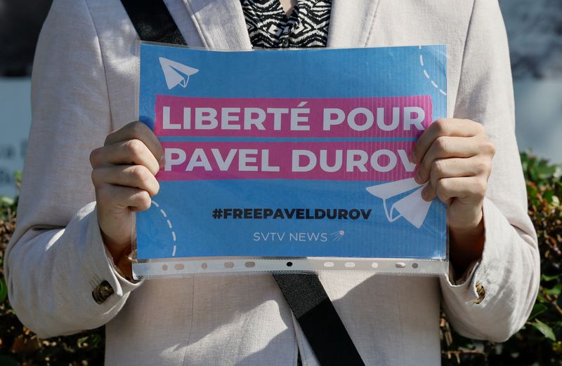 © Reuters. A participant of a one-person picket demonstrates a placard to bring attention to the arrest of Pavel Durov, founder and CEO of the Telegram messaging app, near the French embassy in Moscow, Russia August 25, 2024. A slogan on the placard reads: 