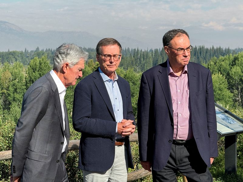 &copy; Reuters. FILE PHOTO: U.S. Federal Reserve Chair Jerome Powell, Bank of England Governor Andrew Bailey, and Bank of Canada Governor Tiff Macklem take a break outside the Kansas City Fed?s annual economic symposium in Jackson Hole, Wyoming, U.S., August 23, 2024. RE