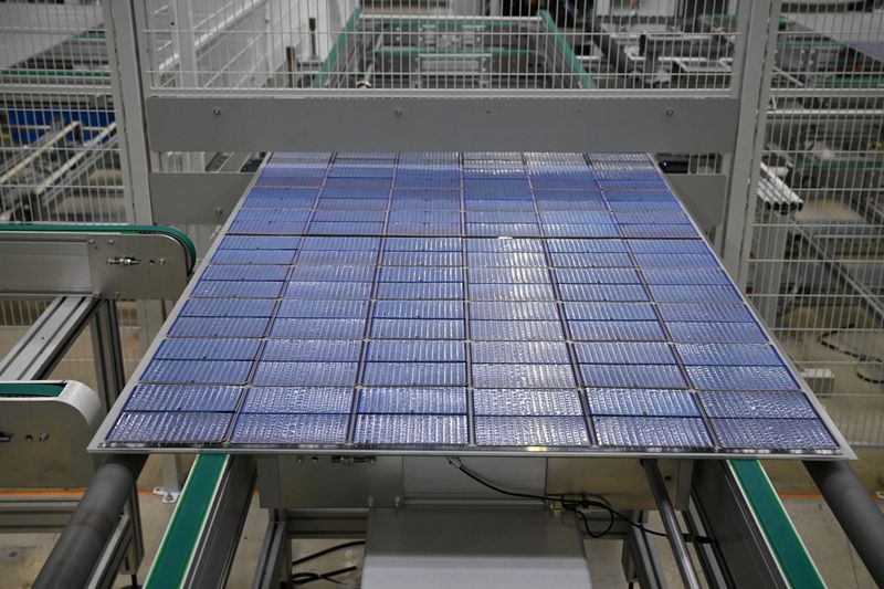 © Reuters. A solar panel rolls off the assembly line as part of the last production of solar modules at the Meyer Burger Technology AG plant due to the plant's announced closure, in Freiberg, Germany March 12, 2024. REUTERS/Annegret Hilse/File Photo