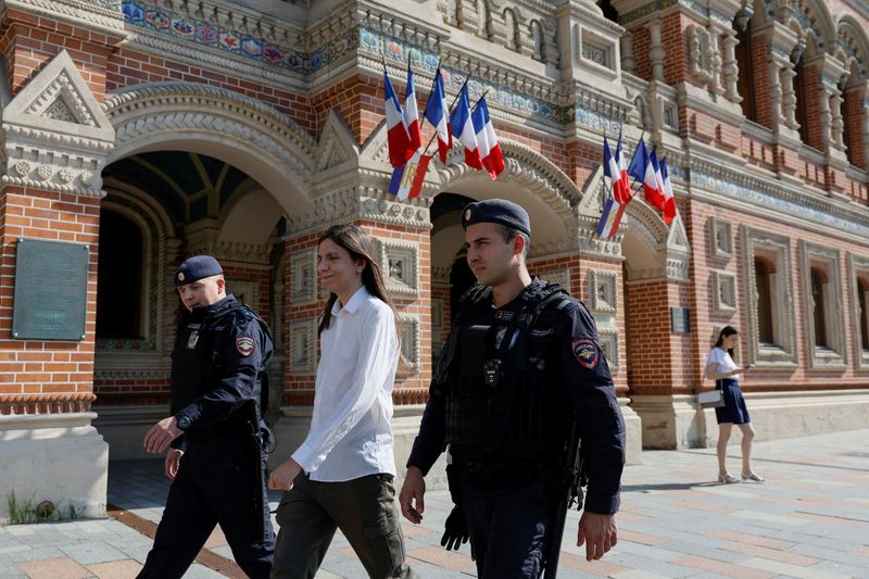 © Reuters. Police officers remove activist Vladislav Mazur during a one-person picket protesting the arrest of Pavel Durov, the founder and CEO of messaging app Telegram, outside the French embassy in Moscow, Russia, August 25, 2024. REUTERS/Yulia Morozova