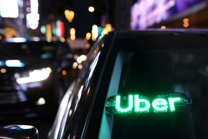 © Reuters. An unauthorised device displays a version of the Uber logo on a vehicle in Manhattan, New York City, New York, U.S., November 17, 2021. REUTERS/Andrew Kelly/File Photo