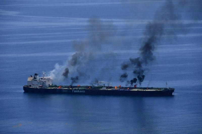 © Reuters. Flames and smoke rise from the Greek-flagged oil tanker Sounion, which has been on fire since August 23, on the Red Sea, August 25, 2024. Yemen's Houthis said they attacked the Sounion in the Red Sea. EUNAVFOR ASPIDES/Handout via REUTERS/File Photo