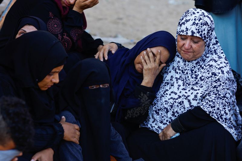 © Reuters. Mourners react during the funeral of Palestinians killed in Israeli strikes, amid the Israel-Hamas conflict, at Nasser hospital, in Khan Younis, southern Gaza Strip August 26, 2024. REUTERS/Mohammed Salem