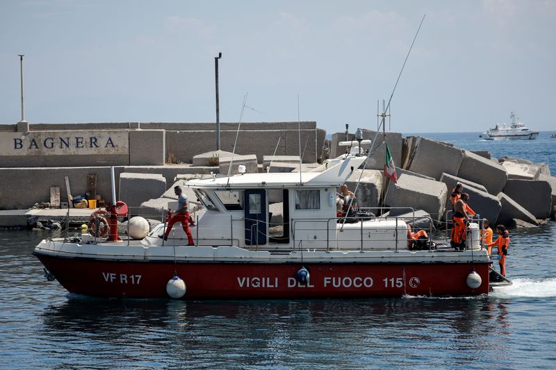 &copy; Reuters. Rescue personnel transport what is believed to be the body of Hannah Lynch, daughter of British tech entrepreneur Mike Lynch, at the scene where a luxury yacht sank, off the coast of Porticello, near the Sicilian city of Palermo, Italy, August 23, 2024. R