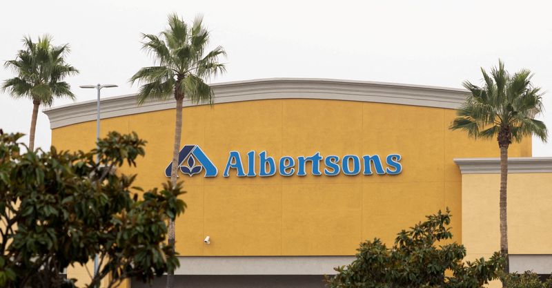 © Reuters. FILE PHOTO: The Albertsons logo is seen on an Albertsons grocery store, as Kroger agrees to buy rival Albertsons in a deal to combine the two supermarket chains, in Riverside, California, U.S., October 14, 2022.  REUTERS/Aude Guerrucci/File Photo