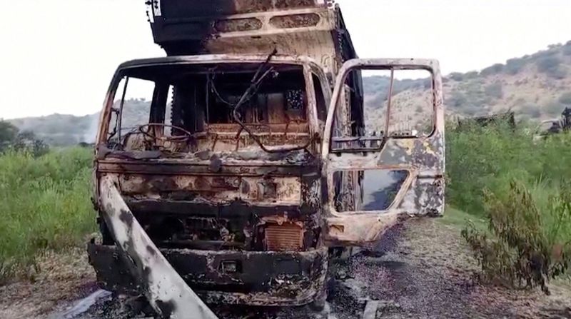 © Reuters. A view shows a charred vehicle, after separatist militants conducted deadly attacks, according to officials, in Balochistan province, Pakistan, August 26, 2024, in this screengrab obtained from a video. Reuters TV via REUTERS