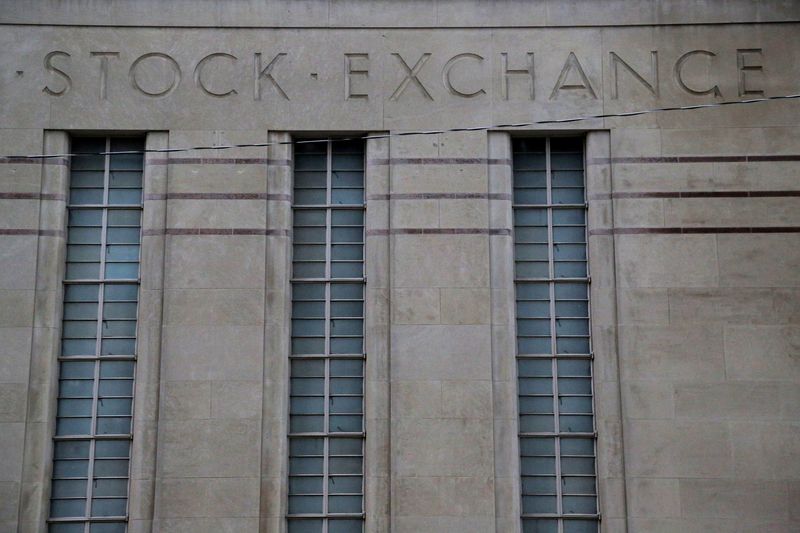 © Reuters. FILE PHOTO: The Art Deco facade of the original Toronto Stock Exchange building is seen on Bay Street in Toronto, Ontario, Canada January 23, 2019. REUTERS/Chris Helgren/File Photo