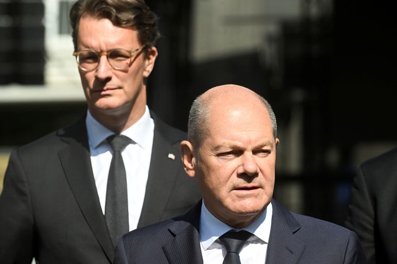 © Reuters. North Rhine-Westphalia state premier Hendrik Wuest and German Chancellor Olaf Scholz stand at the site where three people were killed and several injured in a stabbing attack at a festival, in Solingen, Germany, August 26, 2024. REUTERS/Jana Rodenbusch