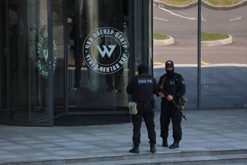 © Reuters. FILE PHOTO: Russian law enforcement officers stand guard outside PMC Wagner Centre in Saint Petersburg, Russia, June 24, 2023. REUTERS/Anton Vaganov/File Photo