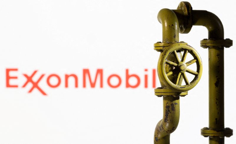 © Reuters. FILE PHOTO: A 3D printed natural gas pipeline is placed in front of the ExxonMobil logo shown in this illustration taken February 8, 2022. REUTERS/Dado Ruvic/Illustration/File Photo