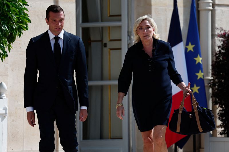 © Reuters. French far-right leader Marine Le Pen, member of parliament for the Rassemblement National (National Rally - RN) party and Jordan Bardella, President of the French far-right Rassemblement National (National Rally - RN) party, walk outside the Elysee Palace on the day of their meeting with French President Emmanuel Macron to discuss appointing a new prime minister, in Paris, France, August 26, 2024. REUTERS/Gonzalo Fuentes