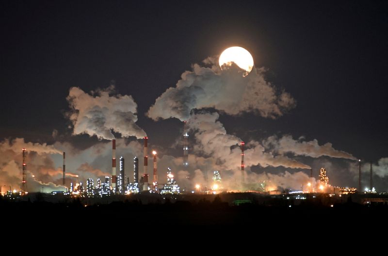 © Reuters. FILE PHOTO: A full moon rises over Gazprom Neft's oil refinery in Omsk, Russia, February 10, 2020. REUTERS/Alexey Malgavko/File Photo