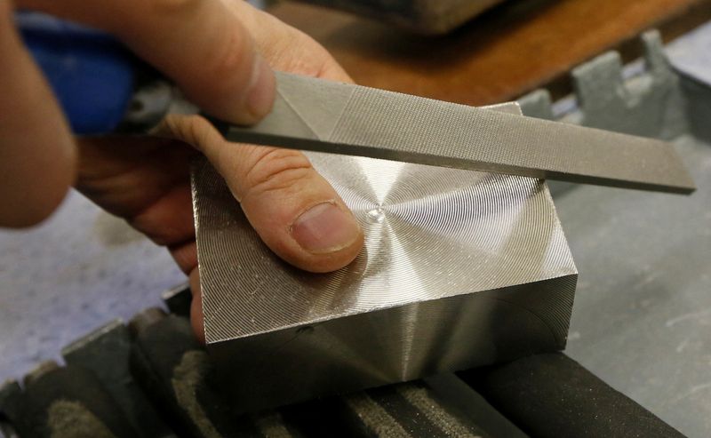 © Reuters. FILE PHOTO: An employee works on an ingot of 99.97 percent pure palladium at the Krastsvetmet nonferrous metal plant in Krasnoyarsk, Siberia, September 30, 2014. REUTERS/Ilya Naymushin/File Photo