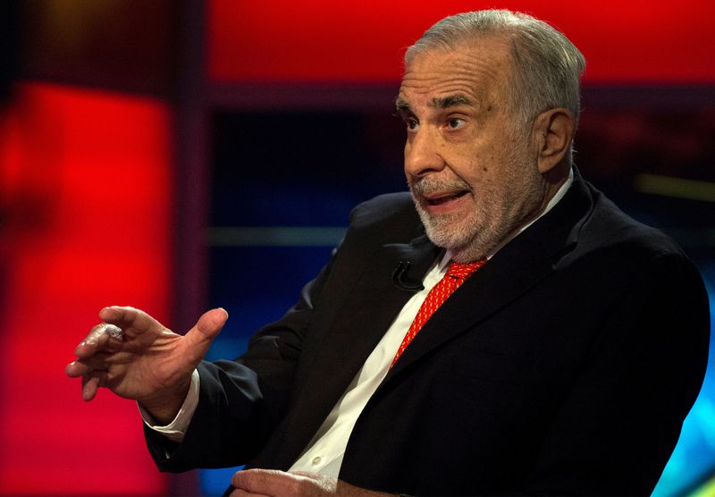 © Reuters. FILE PHOTO: Billionaire activist-investor Carl Icahn gives an interview on FOX Business Network's Neil Cavuto show in New York February 11, 2014.  REUTERS/Brendan McDermid/File Photo