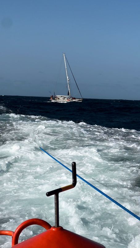 © Reuters. A view shows a sailboat, as seen from a Spanish Coast Guard vessel, after orcas damaged the sailboat's rudder, prompting the maritime rescue service to tow the boat ashore, off the coast of Galicia, Spain, August 25, 2024. Spanish Coast Guard/Handout via REUTERS