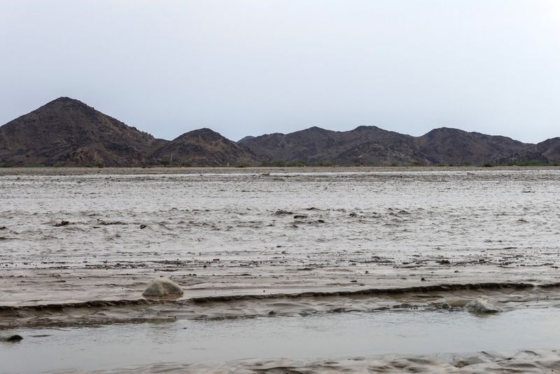 © Reuters. Flood water creates a channel, with the Red Sea mountains visible in the background, in Port Sudan, Sudan, August 26, 2024. REUTERS/El Tayeb Siddig