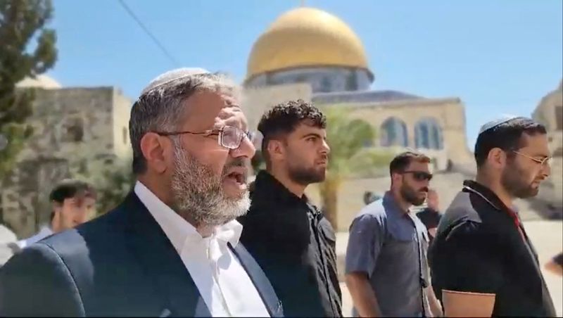 &copy; Reuters. O ministro da Segurança Nacional de Israel, Itamar Ben-Gvir, visita o complexo de Al-Aqsa, também conhecido pelos judeus como Monte do Templo, na Cidade Velha de Jerusalém, nesta captura de tela obtida de um vídeo n13/08/2024nAdministração do Monte 