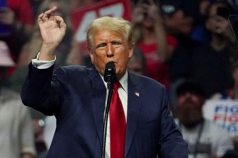 &copy; Reuters. FILE PHOTO: Republican presidential nominee and former U.S. President Donald Trump speaks at a rally in Glendale, Arizona, U.S., August 23, 2024. REUTERS/Go Nakamura/File Photo