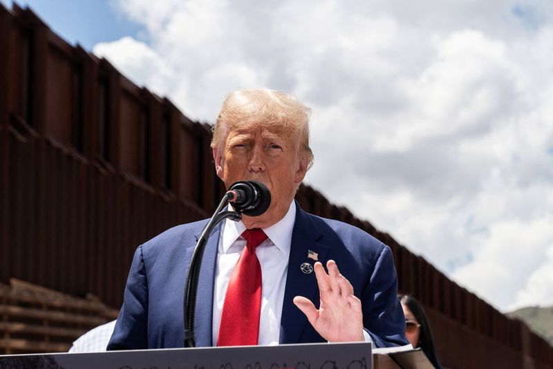 &copy; Reuters. FILE PHOTO: Republican presidential nominee and former U.S. President Donald Trump makes remarks during his visit to the frontier with Mexico in Hereford, Cochise County, Arizona, U.S. August 22, 2024.  REUTERS/Go Nakamura/File Photo