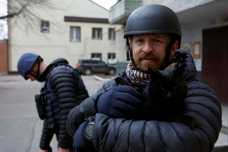 &copy; Reuters. Conselheiro de segurança da Reuters Ryan Evans segura um gato durante cobertura jornalística em meio a ataque da Rússia a Ucrânia, em Kramatorsk, Ucrânian26/12/2022nREUTERS/Clodagh Kilcoyne