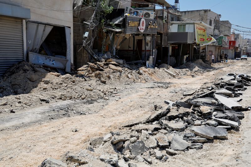 © Reuters. FILE PHOTO: People stand on a street after an Israeli raid at Nur Shams camp, in Tulkarm, in the Israeli-occupied West Bank, July 1, 2024. REUTERS/Raneen Sawafta/File Photo