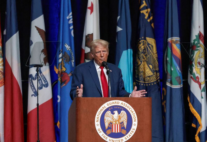 © Reuters. Republican presidential nominee and former U.S. President Donald Trump speaks at the National Guard of the United States NGAUS General Conference in Detroit, Michigan U.S., August 26, 2024.  REUTERS/Rebecca Cook