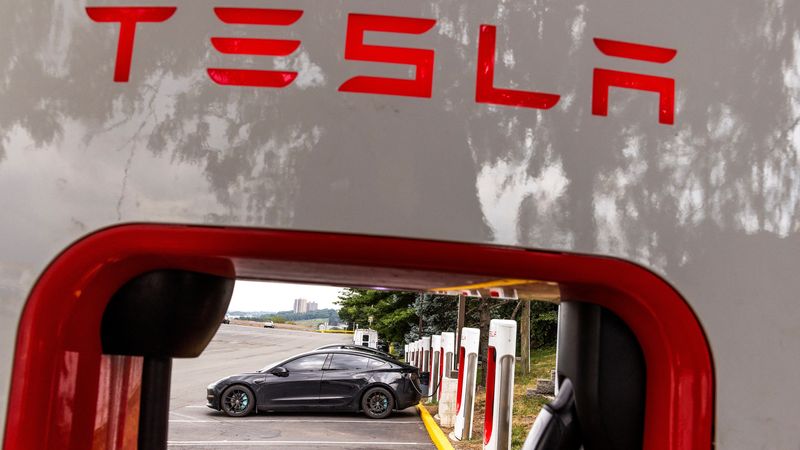 © Reuters. FILE PHOTO: Tesla electric vehicles use a Tesla supercharging station in Union City, New Jersey, U.S., July 23, 2024.  REUTERS/Eduardo Munoz/File Photo