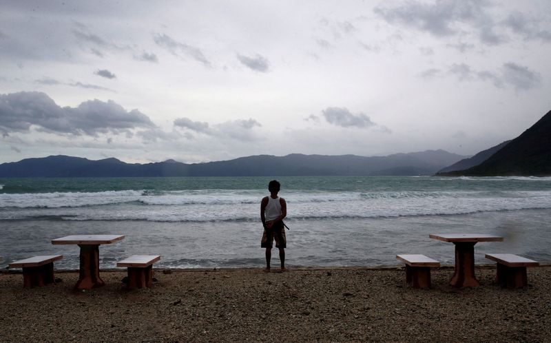 &copy; Reuters. Um funcionário olha para a praia de um resort vazio enquanto o tufão Haima atinge Pagudpud, Ilocos Norte, no norte das Filipinasn20/10/2016nREUTERS/Erik De Castro