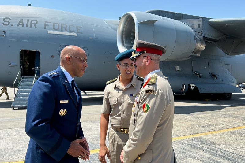 © Reuters. U.S. Air Force General C.Q. Brown, Chairman of the Joint Chiefs of Staff, is greeted upon arrival in Cairo, Egypt, August 25, 2024. REUTERS/Phil Stewart