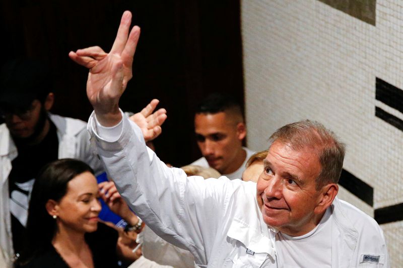 &copy; Reuters. O candidato presidencial da oposição venezuelana, Edmundo González, durante encontro com jovens na Universidade Central da Venezuela, em Caracas, Venezuelan14/07/2024nREUTERS/Leonardo Fernández Viloria