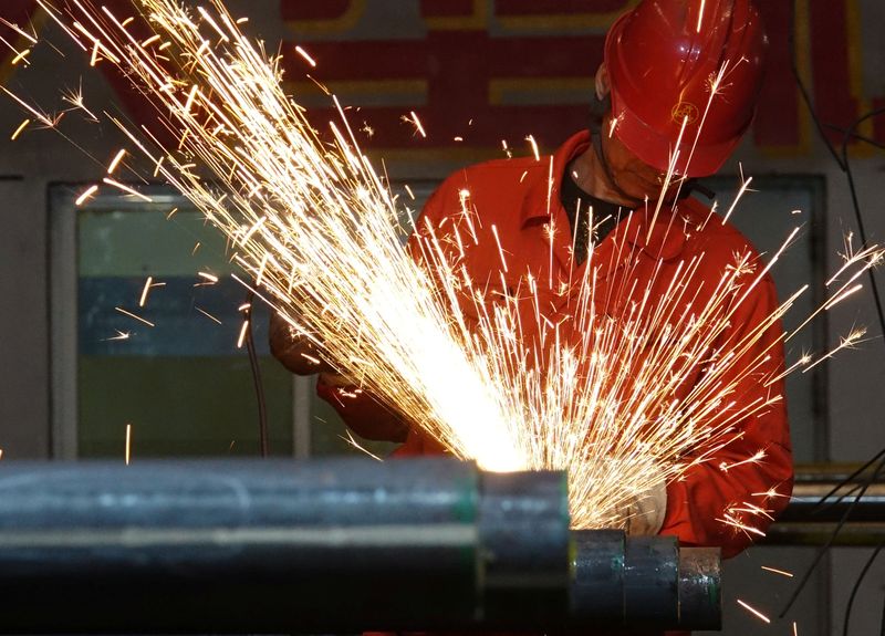 © Reuters. A worker polishes steel pipes at a factory of Dongbei Special Steel Group Co Ltd in Dalian, Liaoning province, China March 27, 2018. REUTERS/Stringer/Files