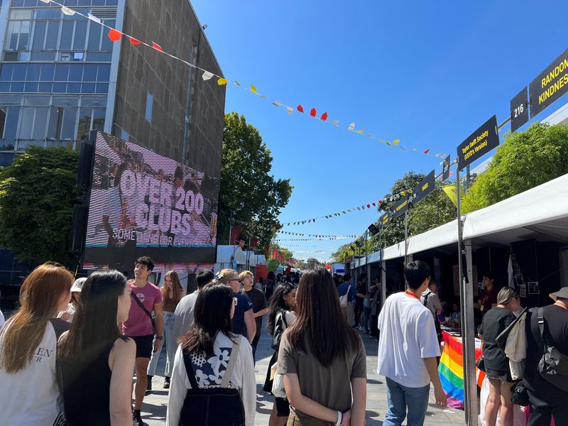 &copy; Reuters. FILE PHOTO: Students walk past stalls during the orientation week at The University of Sydney, in Camperdown, Australia February 15, 2023. REUTERS/ Stella Qiu/File Photo