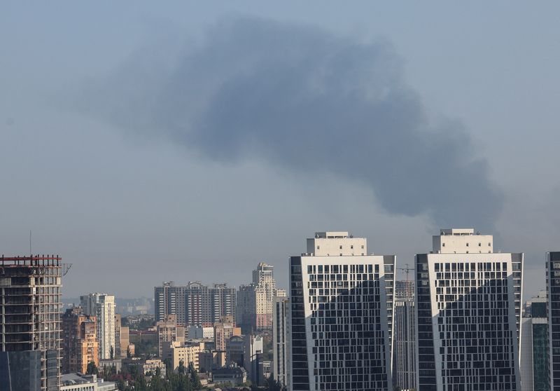 © Reuters. Smoke rises in the sky over the city after a Russian missile strike, amid Russia's attack on Ukraine, in Kyiv, Ukraine August 26, 2024. REUTERS/Gleb Garanich