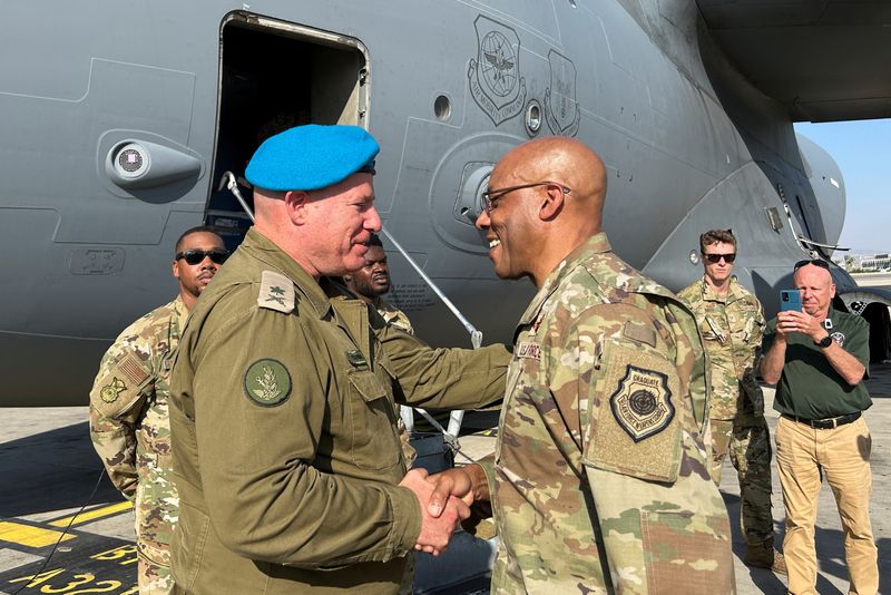 © Reuters. U.S. Air Force General Charles Q. Brown Jr., chairman of the Joint Chiefs of Staff, is greeted by an Israeli military official, at Ben Gurion International Airport outside Tel Aviv, Israel, August 26, 2024, as he prepares to depart Israel and the Middle East after a three day visit to the region, including stops in Jordan and Egypt. REUTERS/Phil Stewart