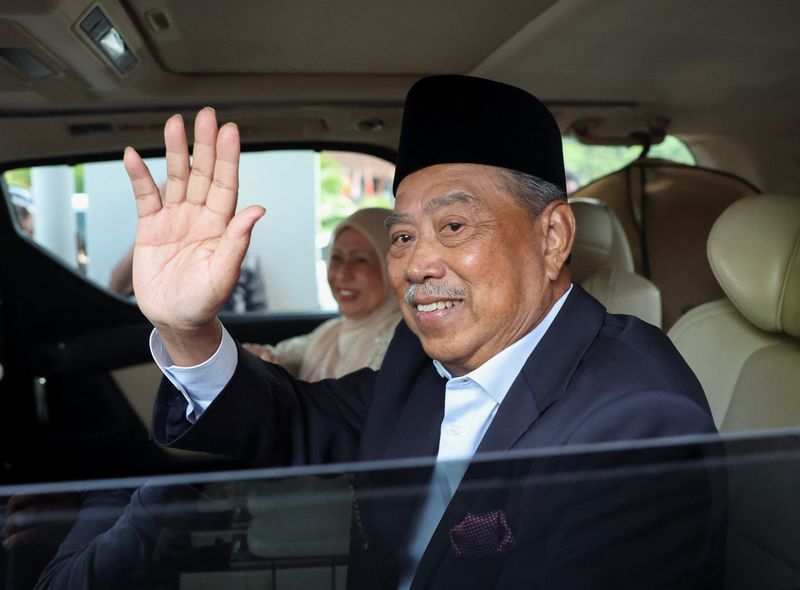 © Reuters. Malaysian opposition leader and former premier Muhyiddin Yassin waves he leaves the Gua Musang Sessions Court in Gua Musang, Malaysia August 27, 2024. REUTERS/Hasnoor Hussain