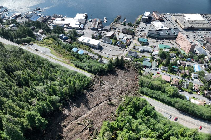 © Reuters. A landslide remains after a large, rain-drenched slope gave way, killing one person, injuring three others and leaving dozens of homes damaged, under evacuation orders and without power, in a drone photograph in Ketchikan, Alaska, U.S. August 26, 2024. Alaska Department of Transportation & Public Facilities/Handout via Reuters 