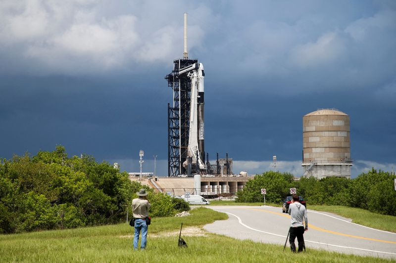 &copy; Reuters. FILE PHOTO: A SpaceX Falcon 9 rocket is prepared for launch of Polaris Dawn, a private human spaceflight mission, as photographers look on at the Kennedy Space Center in Cape Canaveral, Florida, U.S. August 26, 2024. Two crew members are expected to attem