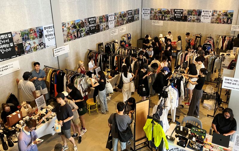 © Reuters. People shop at a flea market hosted by Bunjang, an e-commerce platform for secondhand sales, in Seoul, South Korea, August 3, 2024. REUTERS/Jihoon Lee