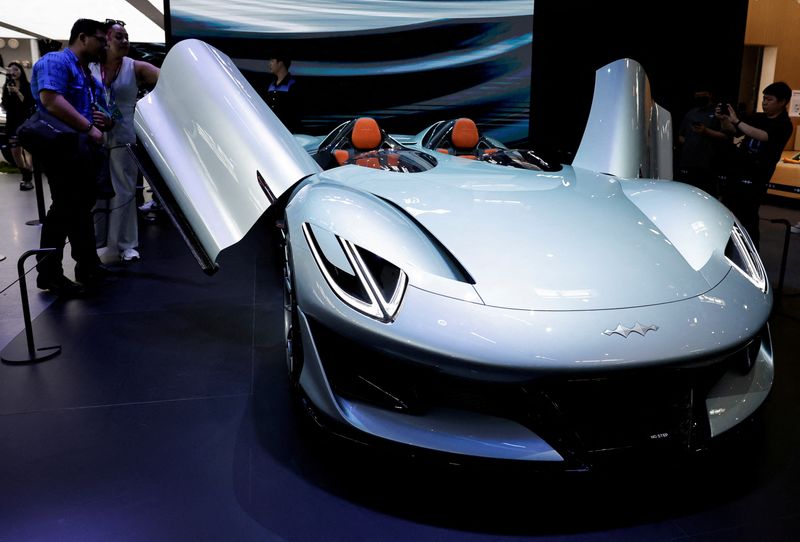 © Reuters. FILE PHOTO: Visitors look at BYD's Fangchengbao Super 9 electric convertible concept vehicle displayed at the Beijing International Automotive Exhibition, or Auto China 2024, in Beijing, China, April 25, 2024. REUTERS/Tingshu Wang/File Photo