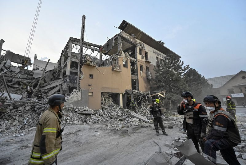 © Reuters. Rescuers stand at a site of a Russian missile strike, amid Russia's attack on Ukraine, in Kryvyi Rih, Ukraine August 27, 2024. REUTERS/Stringer