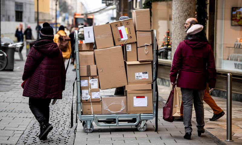 © Reuters. A parcel carrier drives a cart full of packages in Munich, Germany, December 6, 2021. REUTERS/Lukas Barth/File Photo