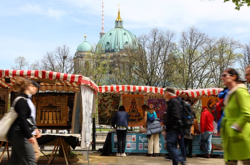 &copy; Reuters. People visit the Berlin Art Market by the Zeughaus building, as the dome of the Berlin Cathedral is seen in the background, in Berlin, Germany, May 1, 2023.  REUTERS/Fabrizio Bensch/File Photo