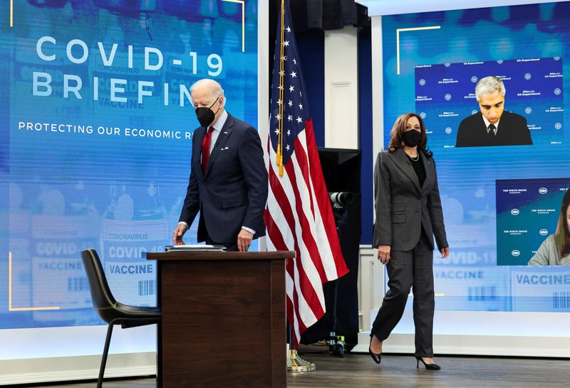 &copy; Reuters. U.S. President Joe Biden and Vice President Kamala Harris attend a meeting with members of the White House COVID-19 Response Team in the South Court Auditorium at the White House complex in Washington, U.S., January 4, 2022. REUTERS/Evelyn Hockstein/File 