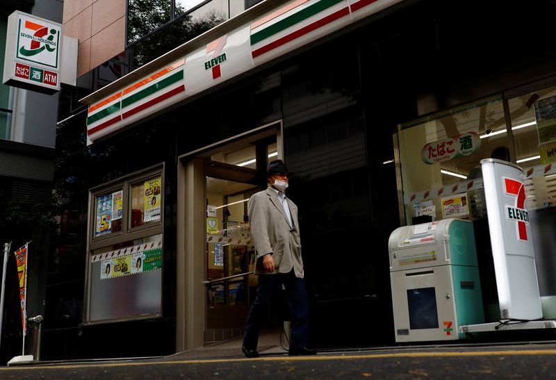 © Reuters. A pedestrian walks past Japan's Seven & I’s 7-Eleven convenience store in Tokyo, Japan August 19,  2024. REUTERS/Kim Kyung-Hoon/File Photo